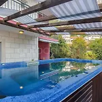 Prázdninový dům Darius With Hot Tub