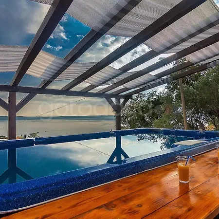 Darius With Hot Tub Holiday home